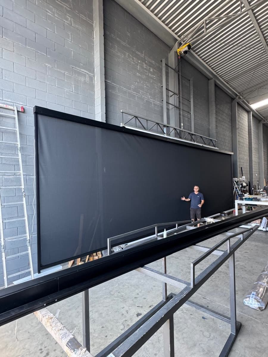 Painel de tecido técnico de grande dimensão na oficina